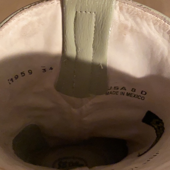 Two lovely Boots - Picture 9 of 16